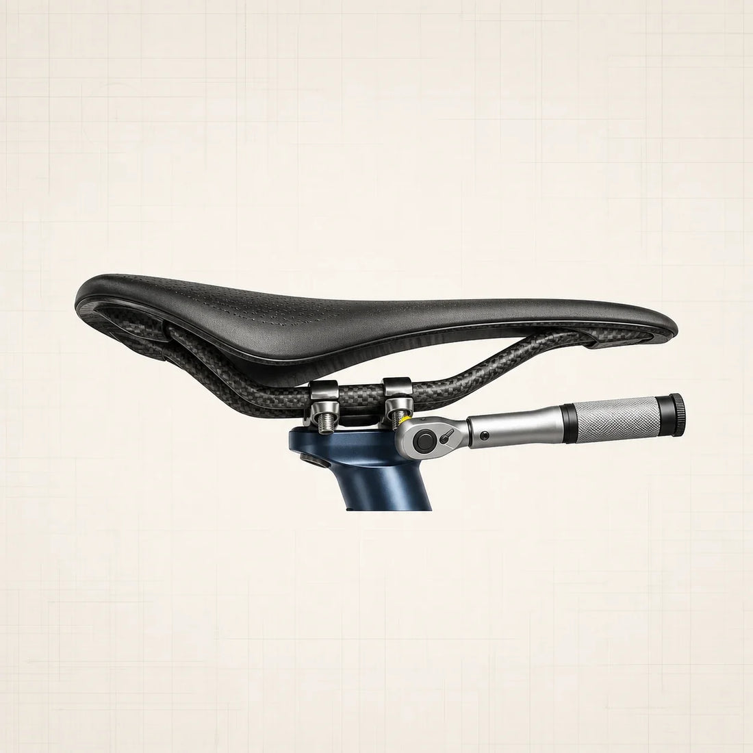 Selle de vélo à rails carbone avec clé dynamométrique engagée sur une vis du chariot