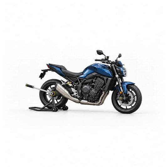 Moto sur béquille d’atelier avec une clé dynamométrique sur l’axe arrière et plusieurs points de serrage repérés