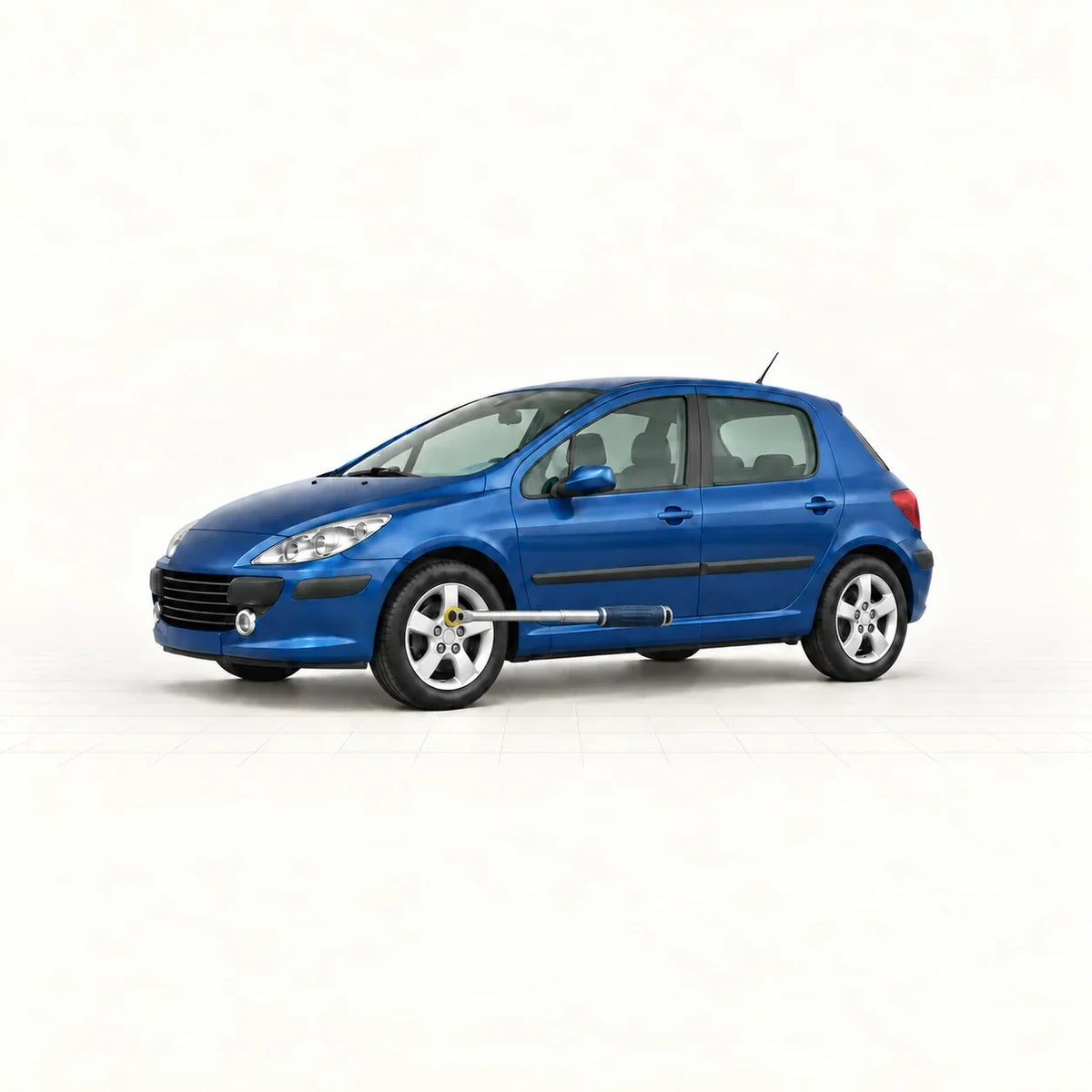 Peugeot 307 bleue avec une clé dynamométrique engagée sur une vis de roue avant