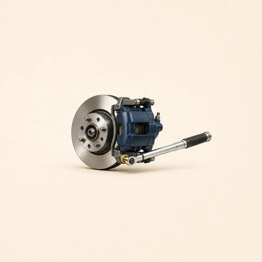Disque et étrier de frein automobile bleu avec clé dynamométrique sur une fixation du support d’étrier