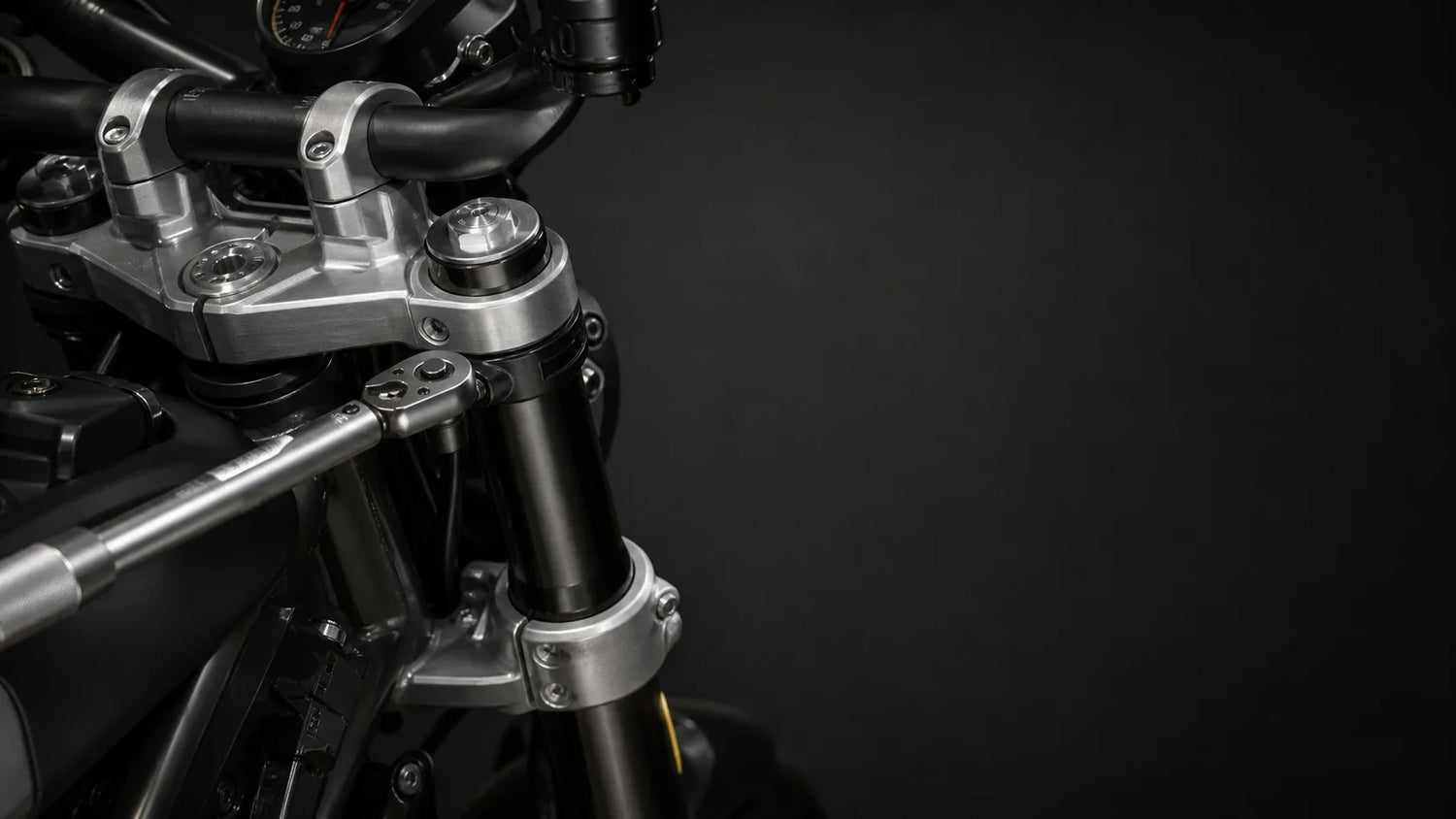 Couple de serrage platines de fourche moto : ne pas négliger