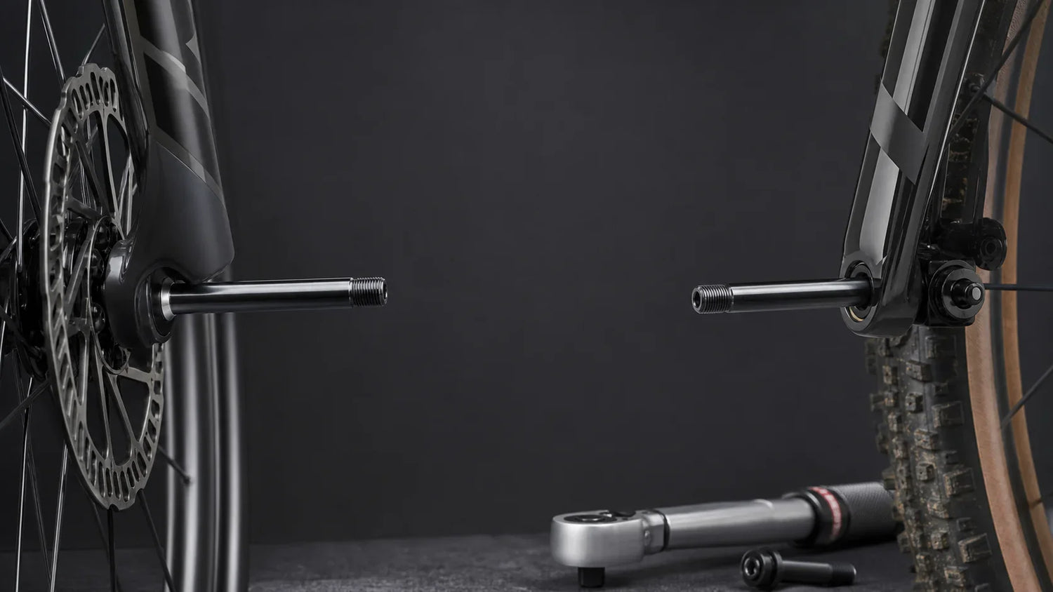 Couple de serrage axe traversant vélo (12 mm, 15 mm) : valeurs précises et erreurs critiques à éviter