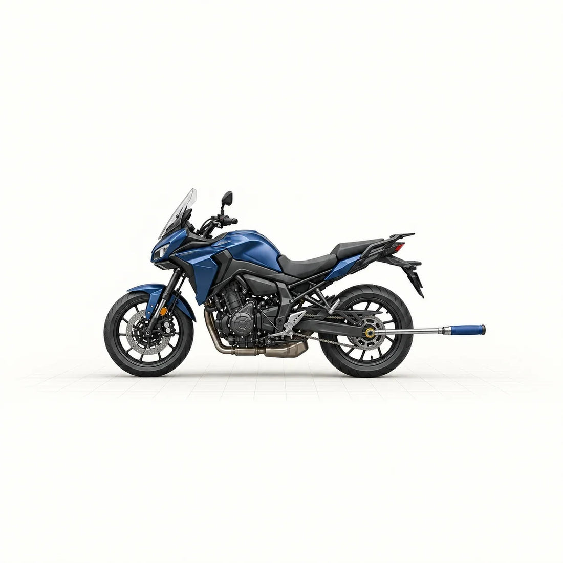 Yamaha Tracer 700 bleue vue de profil avec une clé dynamométrique engagée sur l’écrou d’axe de roue arrière