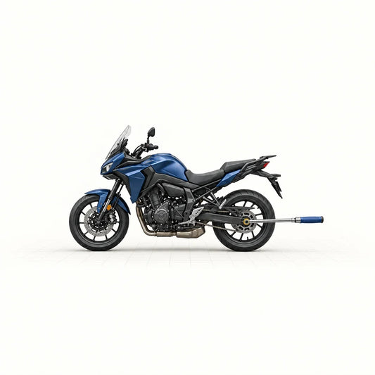 Yamaha Tracer 700 bleue vue de profil avec une clé dynamométrique engagée sur l’écrou d’axe de roue arrière